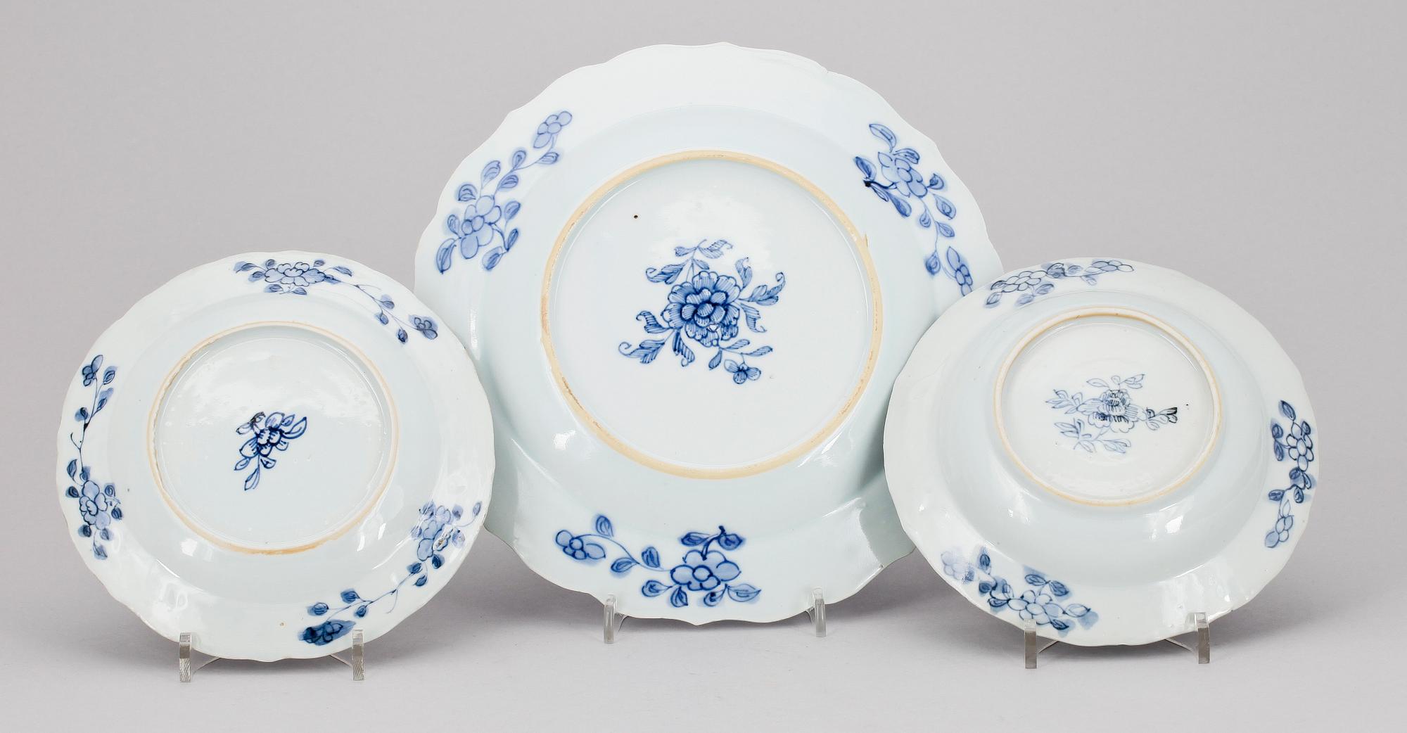 TALLRIKAR, 3 st, porslin, Qianlong (1736-1795).