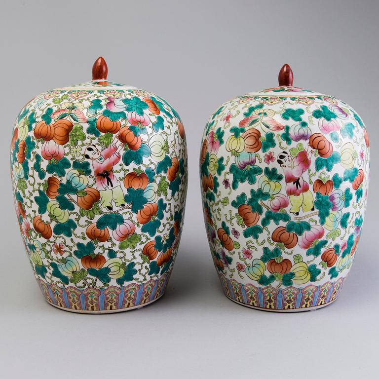 A PAIR OF URNS, porcelain, China first half of the 20th century.