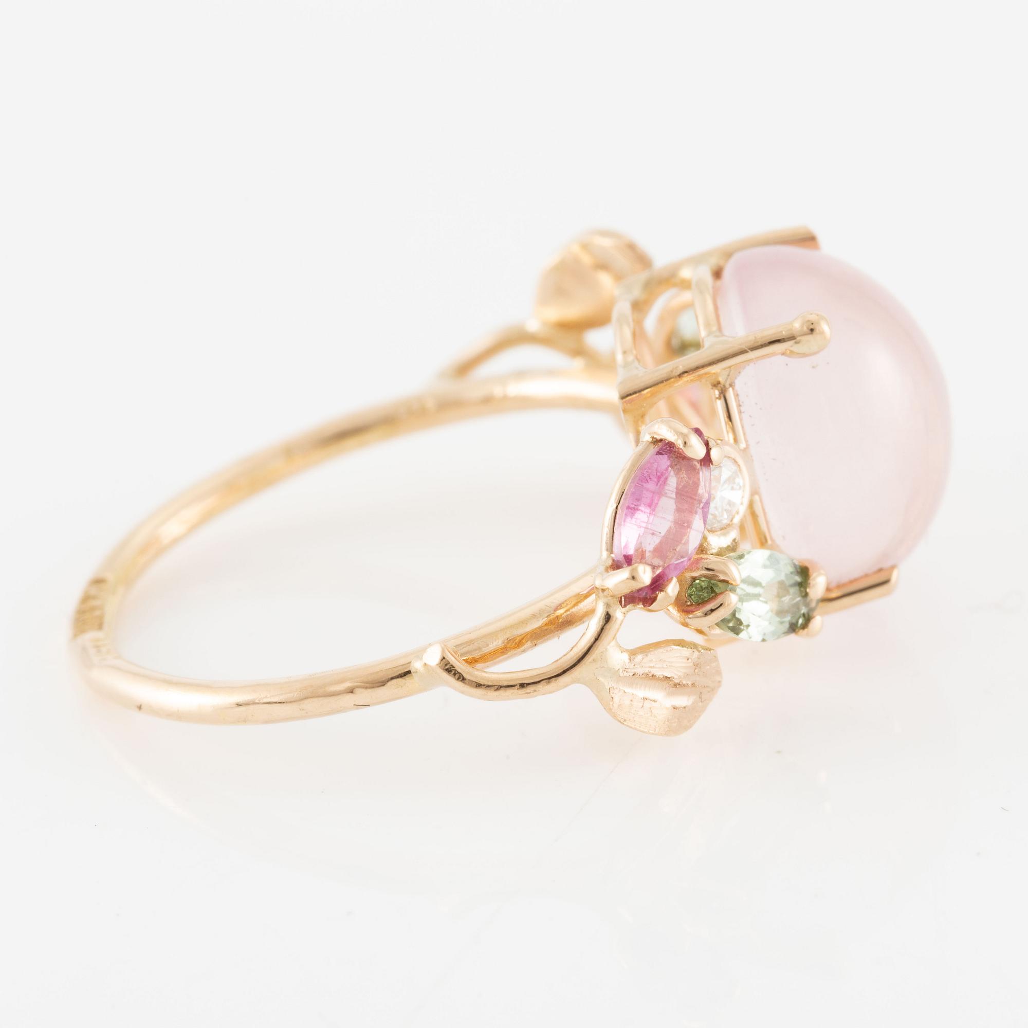 Ring in 18K gold set with a cabochon-cut rose quartz, green and pink tourmalines, and brilliant-cut diamonds.