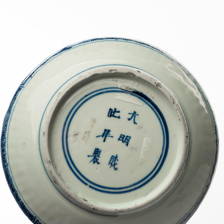 A pair of blue and white dishes, Ming dynasty (1368-1644).