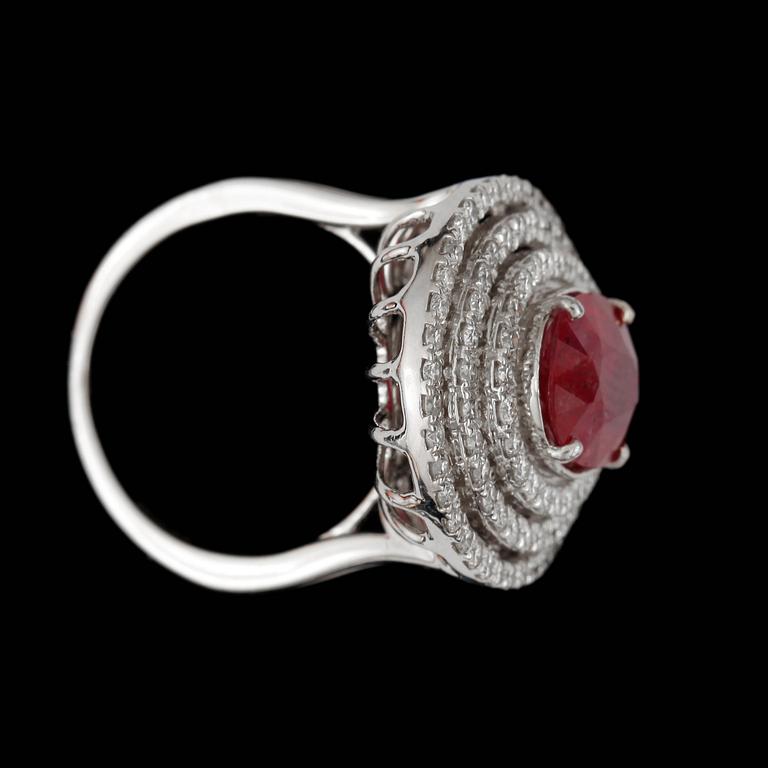 RING, rubin 3.78ct samt briljantslipade diamanter totalt ca 0.92ct.