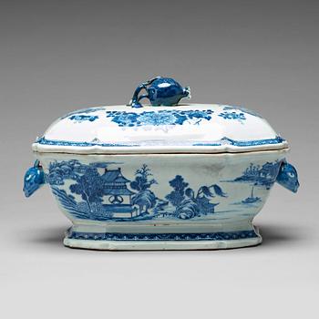 929. A blue and white tureen with cover, Qing dynasty, Qianlong (1736-95).