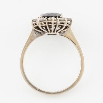 Ring, carmosé, 18K vitguld med mörk safir och briljantslipade diamanter.