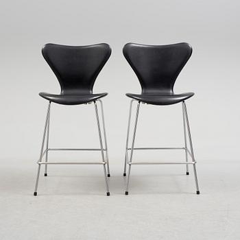 ARNE JACOBSEN, a pair of "Sjuan 3187" leather barstools, Fritz Hansen.