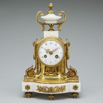 BORDSPENDYL, Louis XVI-stil, Paris.