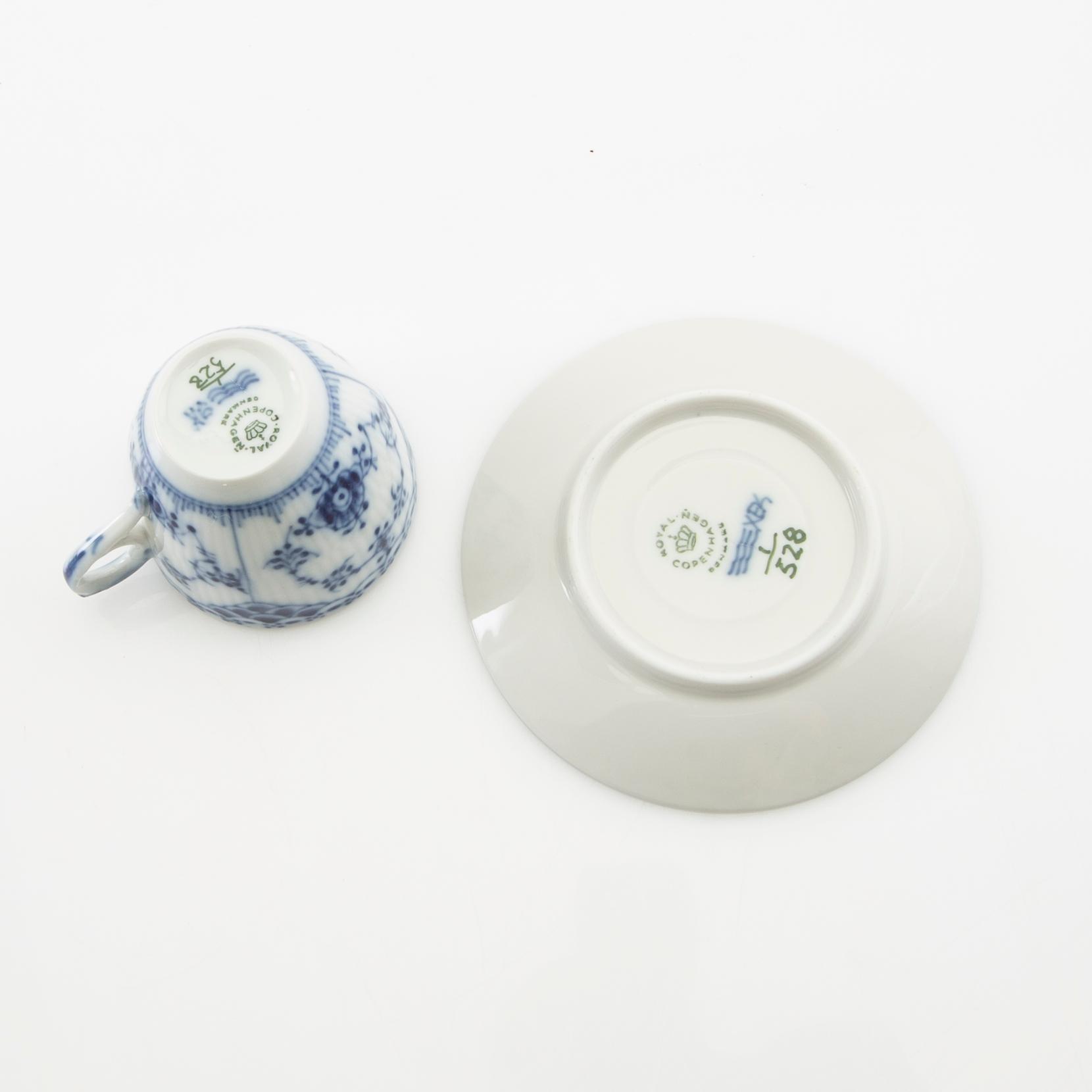 Service "Musselmalet" 13 dl Royal Copenhagen Denmark porcelain.