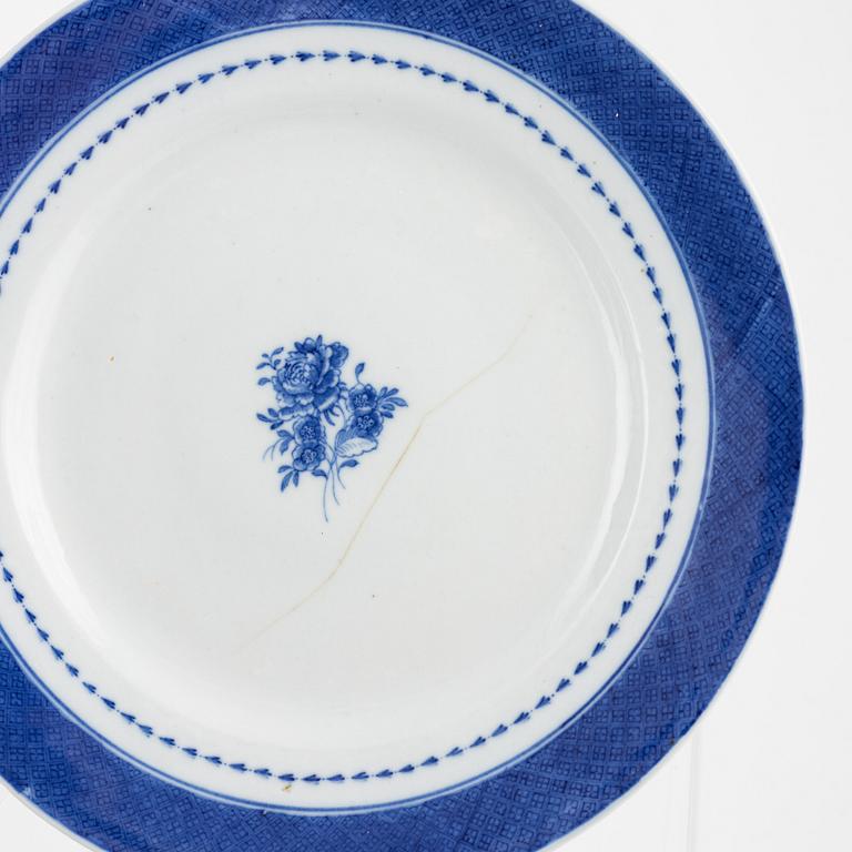 A group och Chinese Export ware, Qing dynasty, circa 1800. (22 pieces).