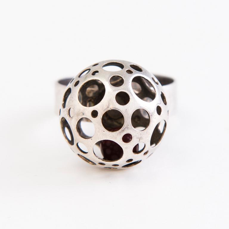 LIISA VITALI, "Leppäkerttu" sormus ja korvakorut, hopeaa, N.Westerback, Helsinki 1971.