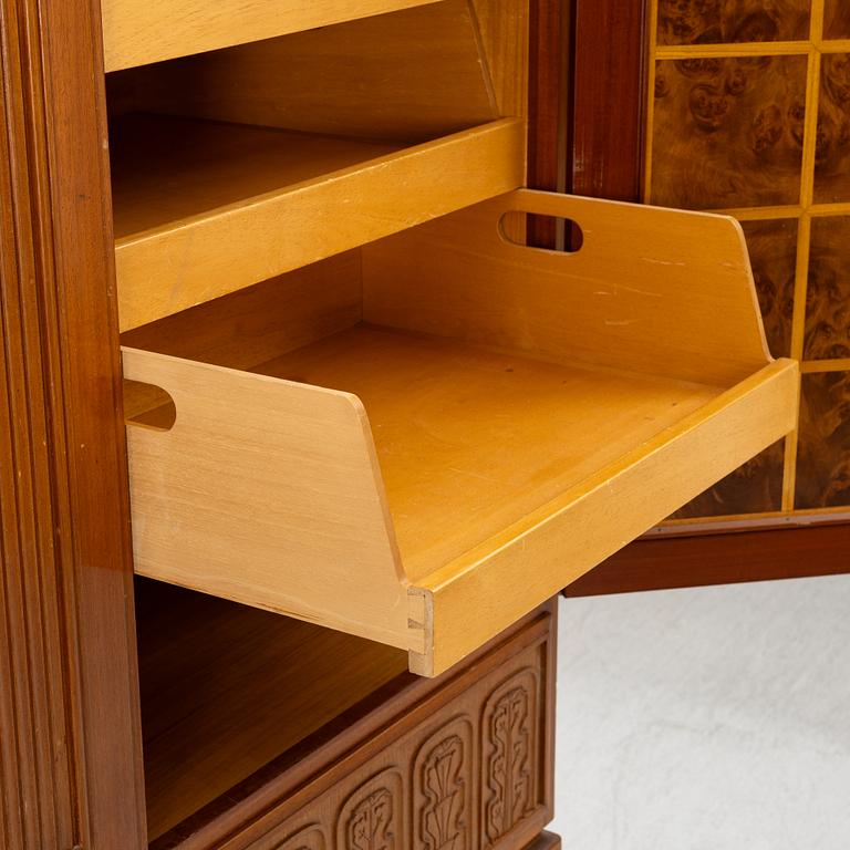 Skåp, Swedish Modern, sannolikt utfört av snickarmästare Hjalmar Jackson eller Hjalmar Wikström, Stockholm, 1940-tal.