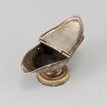 A PLATED WAFER HOLDER, French, 18th century.