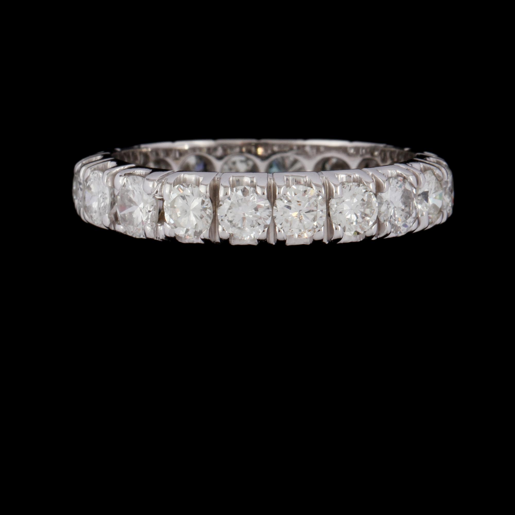 RING, 18K vitguld med briljantslipade diamanter, ca 2.50 ct. Vikt 3,2 g.