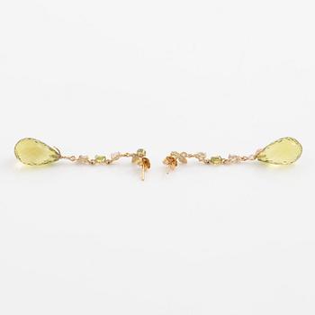 Örhängen, Mandelstam, 18K guld med briolettslipad limekvarts, peridot och briljantslipade diamanter.