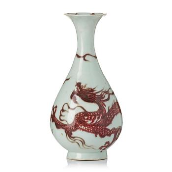 883. A Yuhuchun bottle vase, Qingdynasty  (1644-1912).