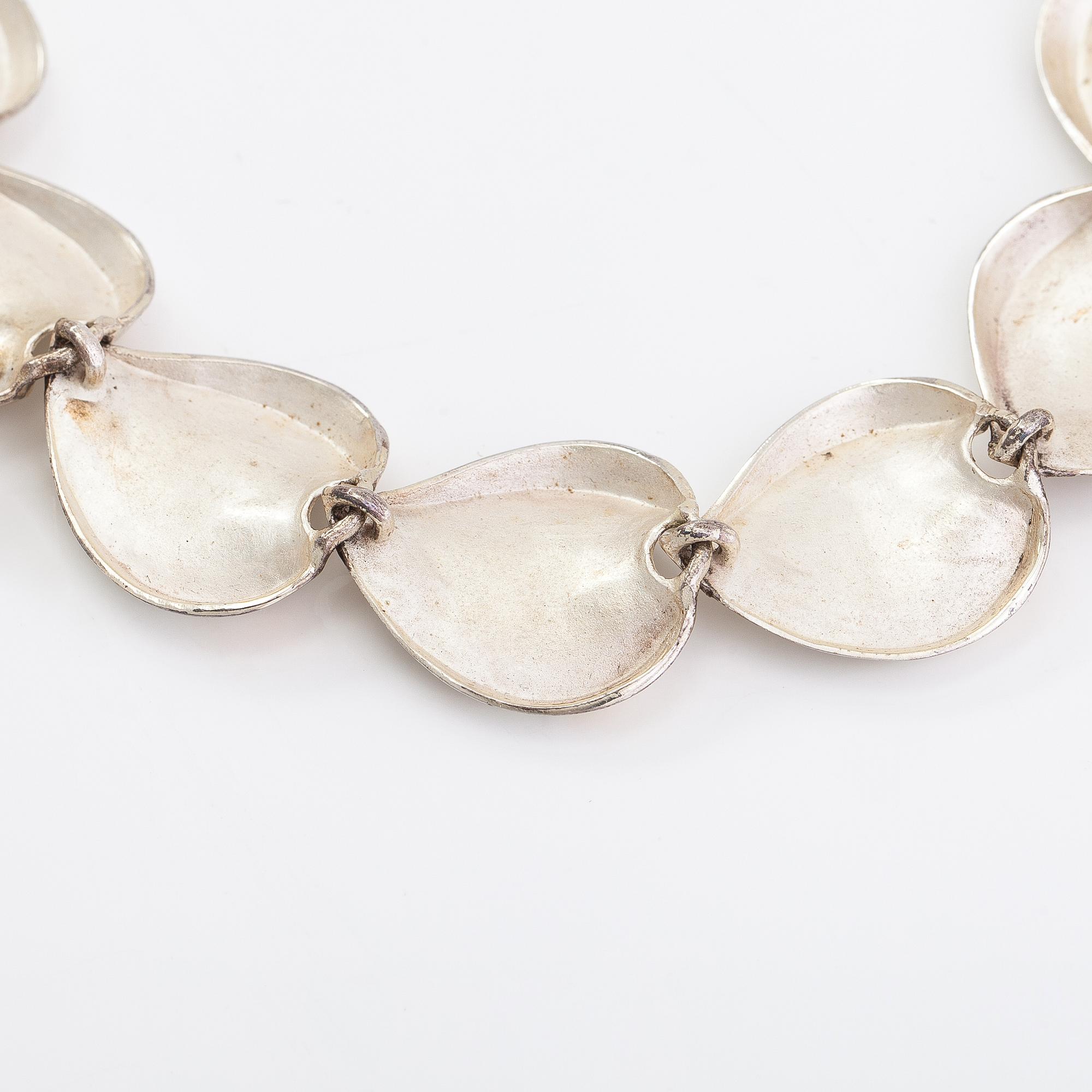 A necklace by Matti Hyvärinen, sterling silver, Sirokoru, Turku 1974.