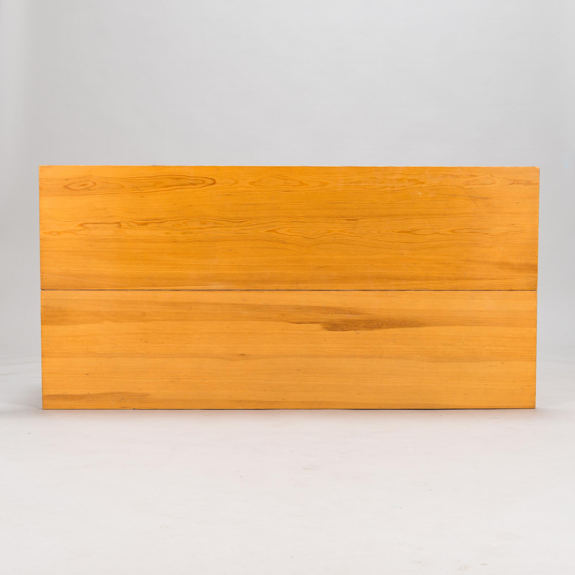 Ilmari Tapiovaara, pöytä kahdella penkillä, Laukaan puu.