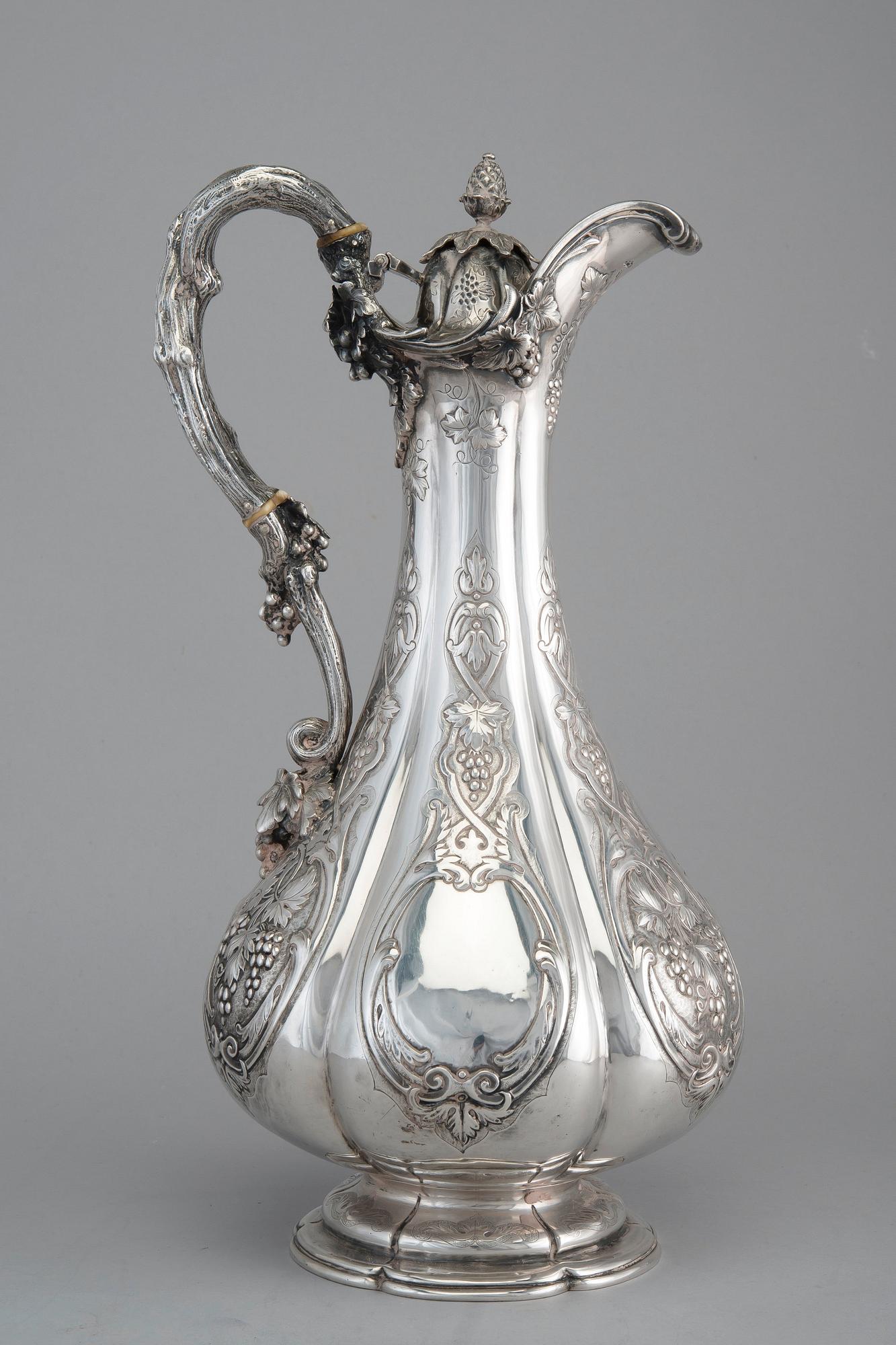 VIINIKANNU, sterling hopeaa E & J Barnard Lontoo 1866. Korkeus 35 cm, paino 1322 g.