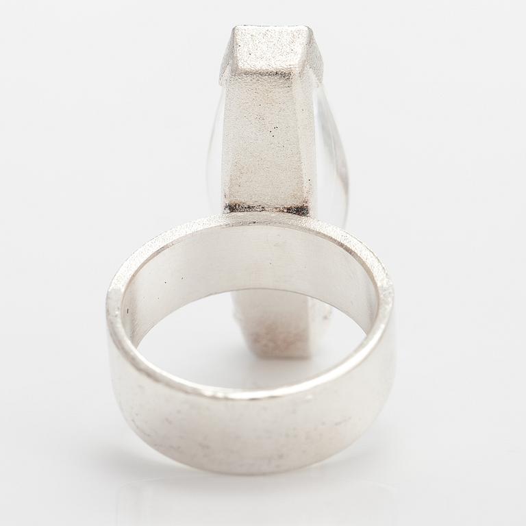 Björn Weckström, Ring "Luminoso", sterlingsilver, munsteinerslipad bergskristall. Lapponia 2009.