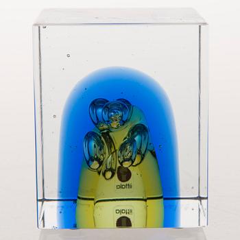 OIVA TOIKKA, a glass cube signed Oiva Toikka Nuutajärvi 2007 90/2000.