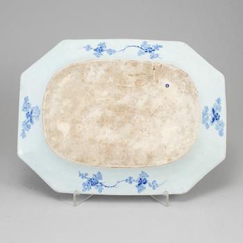 A blue and white serving dish, Qing dynasty, Qianlong (1736-95).
