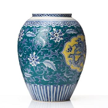 A dragon and phoenix vase, Qing dynasty, 19th Century.