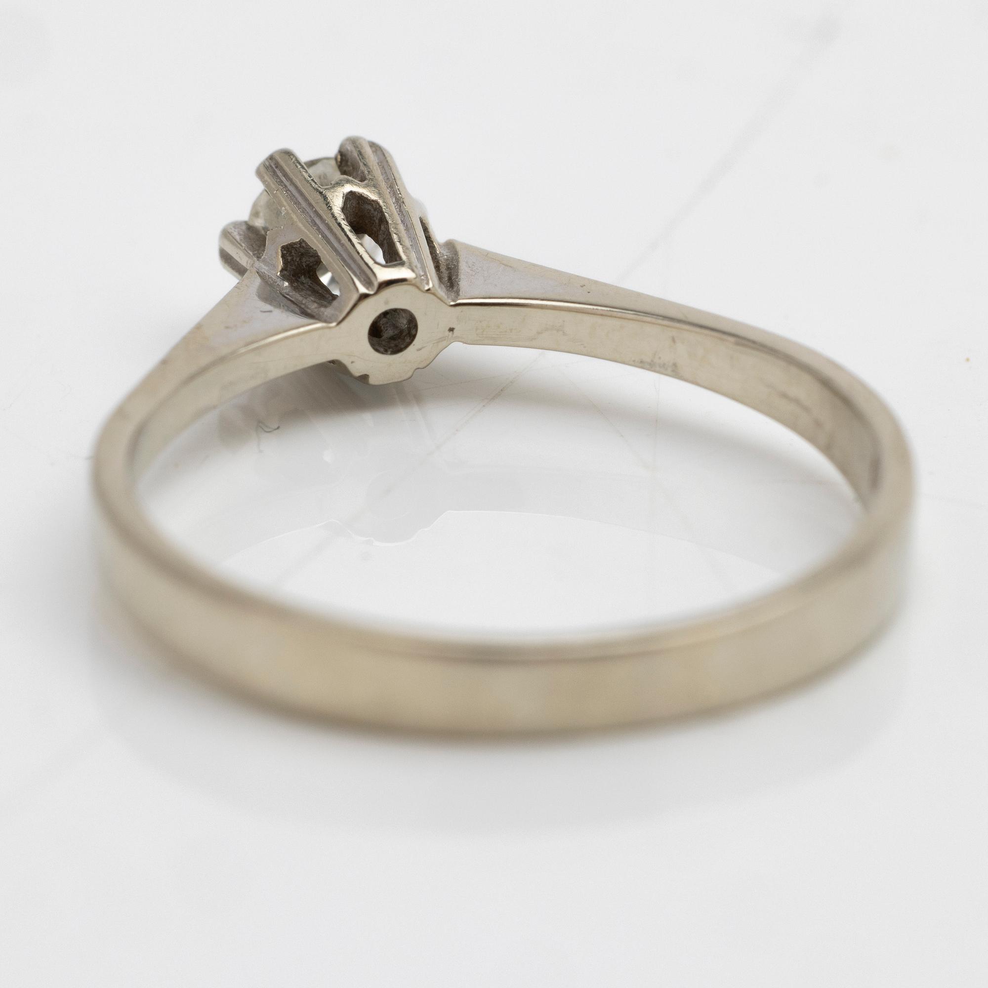Ring solitär 18K vitguld med en diamant.