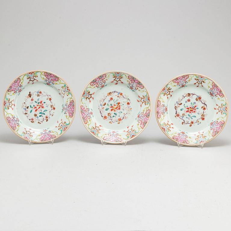 Four (3+1)  famille rose and blue and white export plates, Qing dynasty, Qianlong (1736-95).