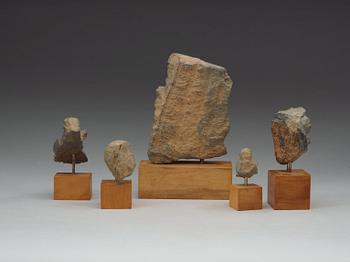 SKULPTURFRAGMENT, fem delar, skiffer. Gandhara.