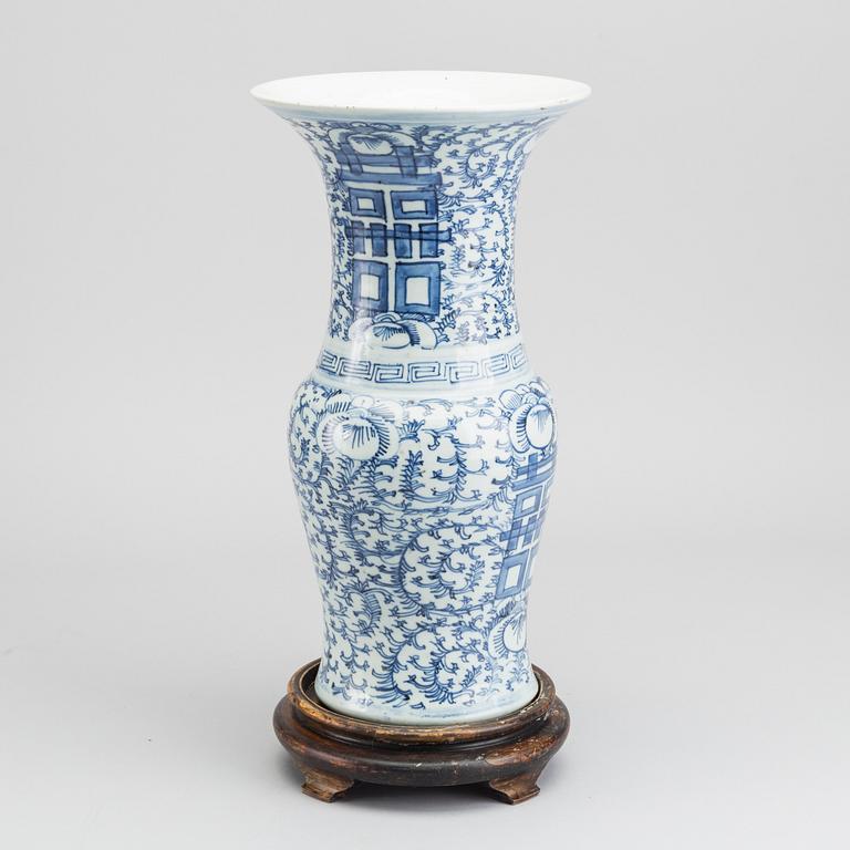 An early 20th century chinese porcelain vase.