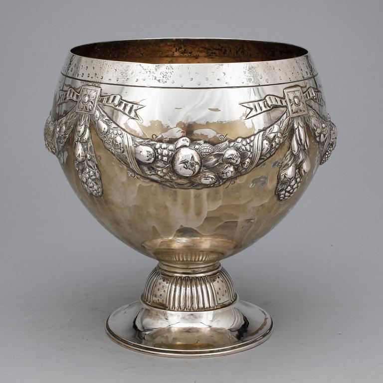 SKÅL PÅ FOT, silver, 1900-talets första hälft. Vikt ca 997 gram.
