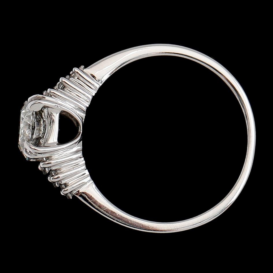 RING, 18 k vitguld, baguett- och briljantslipade diamanter tot ca 1.70 ct.