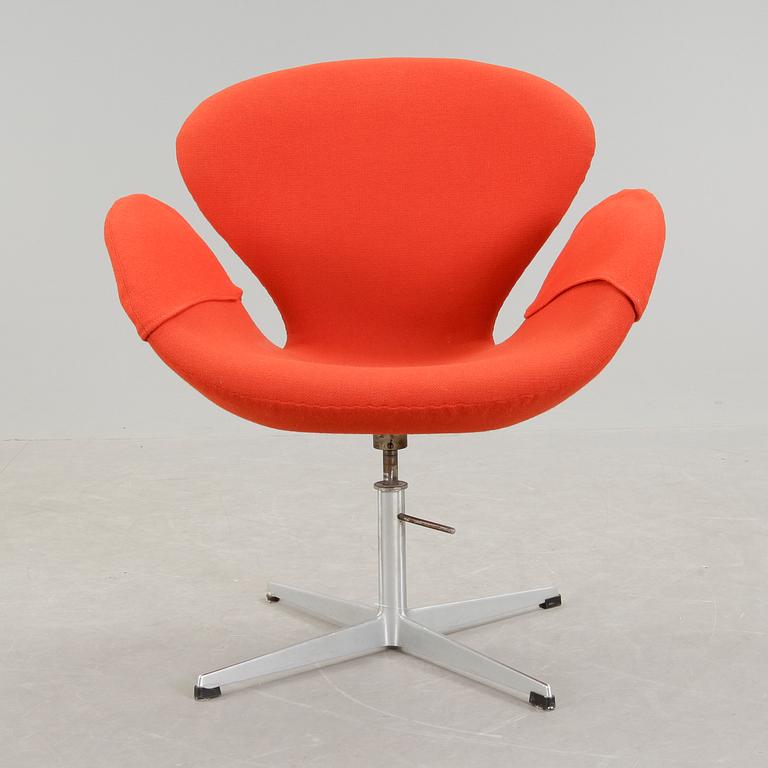 ARNE JACOBSEN, fåtölj, "Svanen", Fritz Hansen, Danmark 1960/70-tal.