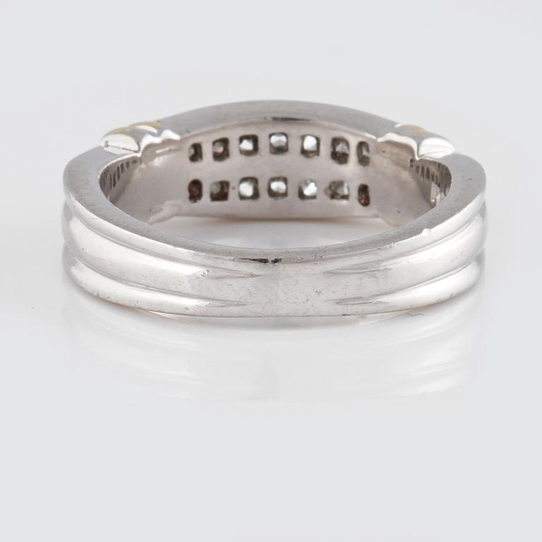 RING, 18K guld och platina med prinsesslipade diamanter ca 1.00 ct. Vikt 7,9 gram.