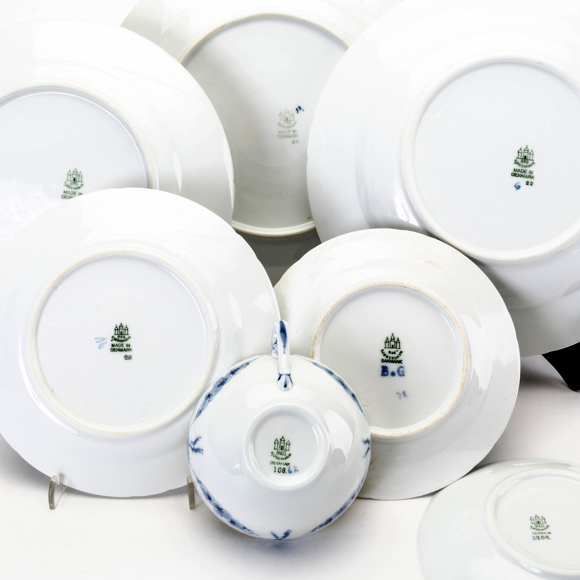 A Danish 98 pcs Bing & Gröndahl porcelain service from the latter part of the 20th century.