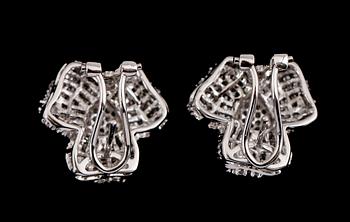 ÖRHÄNGEN, 1 par, 18 k vitguld, briljant och baguetteslipade diamanter tot ca 1.17 ct.