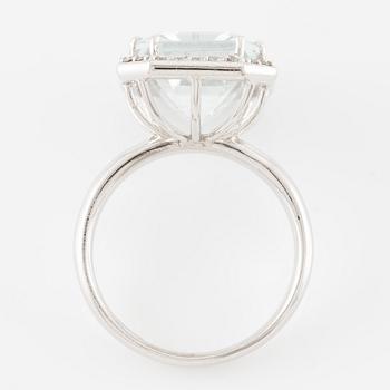 Ring, cocktail ring, 14K white gold with emerald-cut aquamarine and brilliant-cut diamonds.