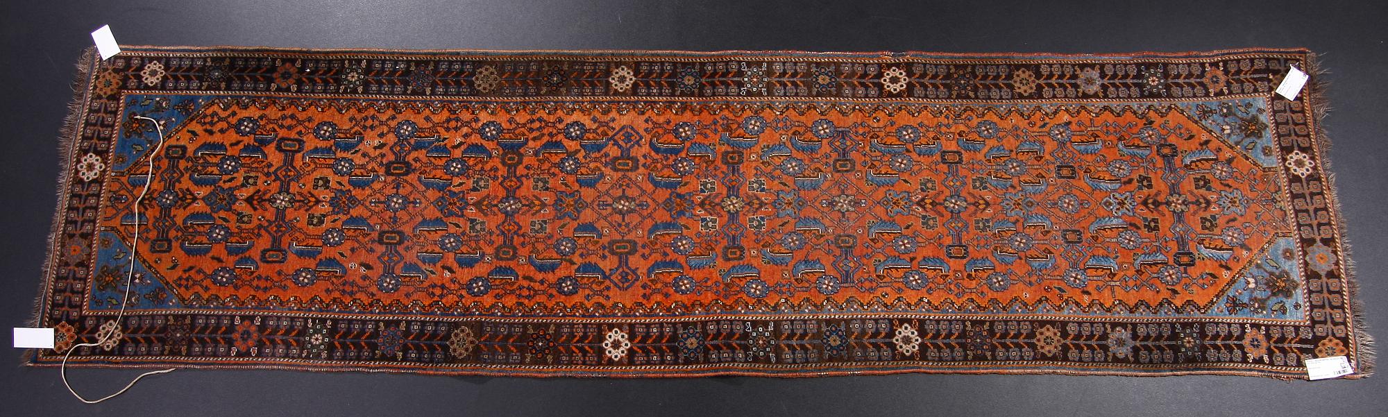 GALLERIMATTA, orientalisk. Ca 303 x 79.