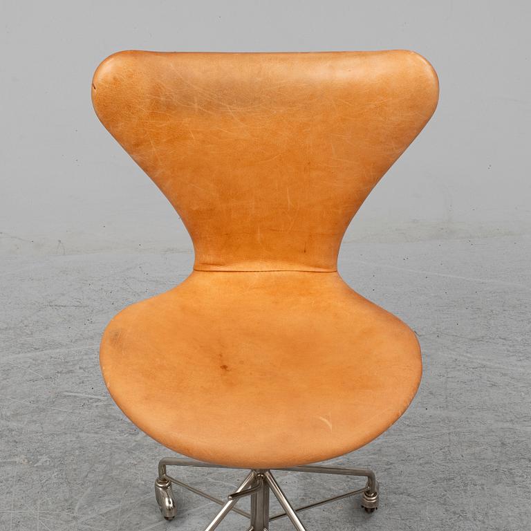 ARNE JACOBSEN, "Sjuan", Fritz Hansen.