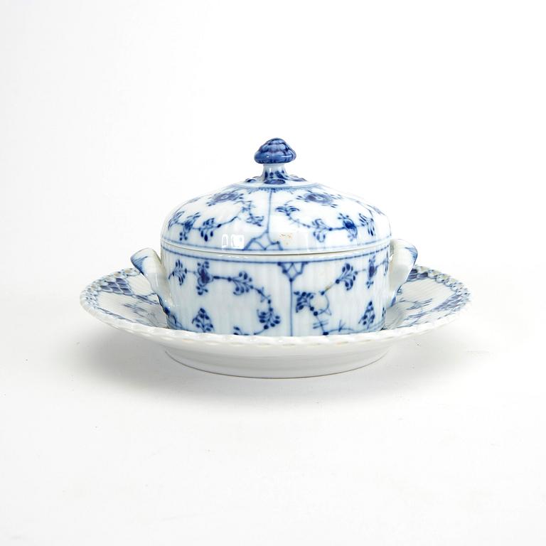 A Musselmalet 25 pcs porcelain service Royal Copenhagen Denmark 1870-1984.