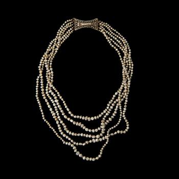 A PEARL NECKLACE, seed pearls, clasp 9K gold, early 19th century.