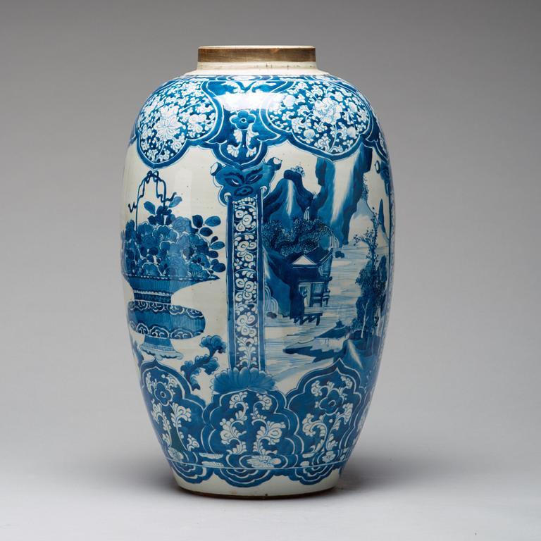 A large blue and white jar, Qing dynasty, Kangxi (1662-1722).