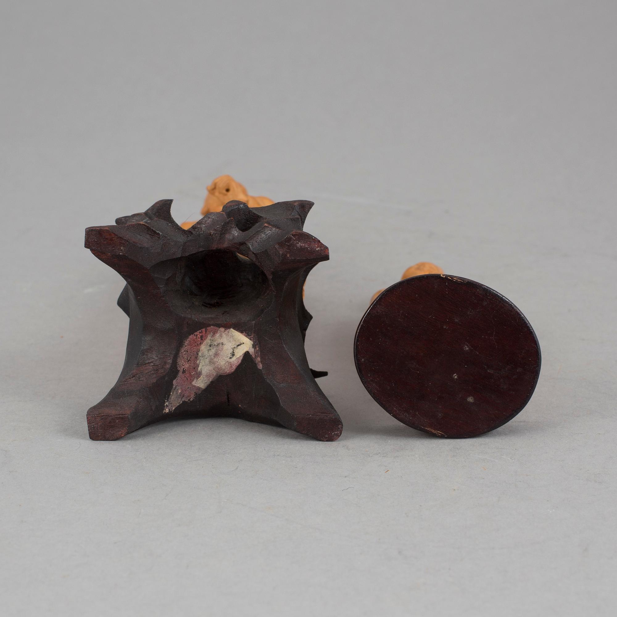 FIGURINER, 2 st, trä, Kina, 1900-tal.