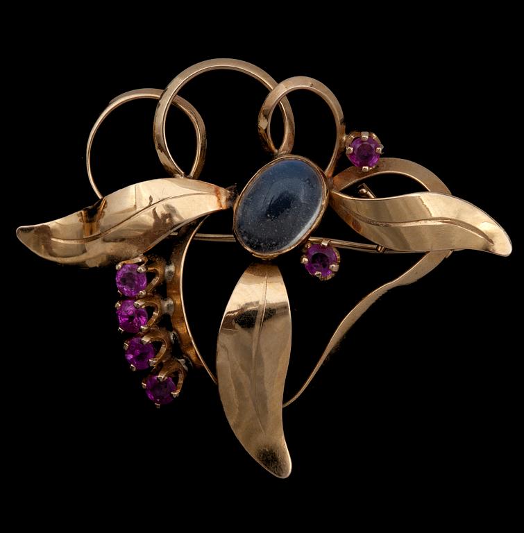 PARTI BROSCHER, 4 st, bl a 18k guld samt pärlor, Johan Edvard Pettterson, Stockholm 1905. Tot vikt ca 19 g.