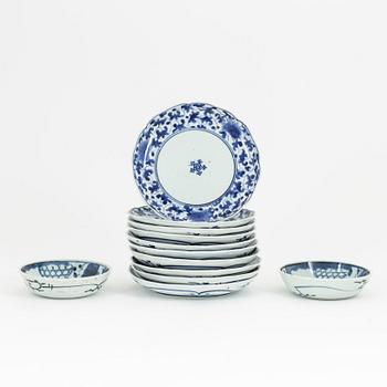 A set of 10 blue and white Japanese plates and 2 bowls, Meiji period (1868-1912).