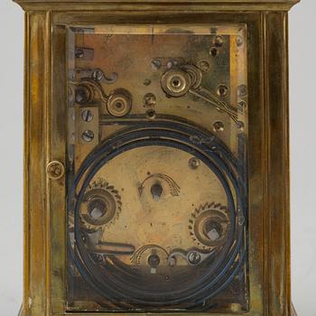 A mid 20th century mantle clock.