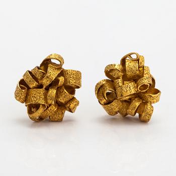 Lotta Orkomies, A brooch and a pair of earrings in 18K gold. A Tillander, Helsinki 1971 and 1975.