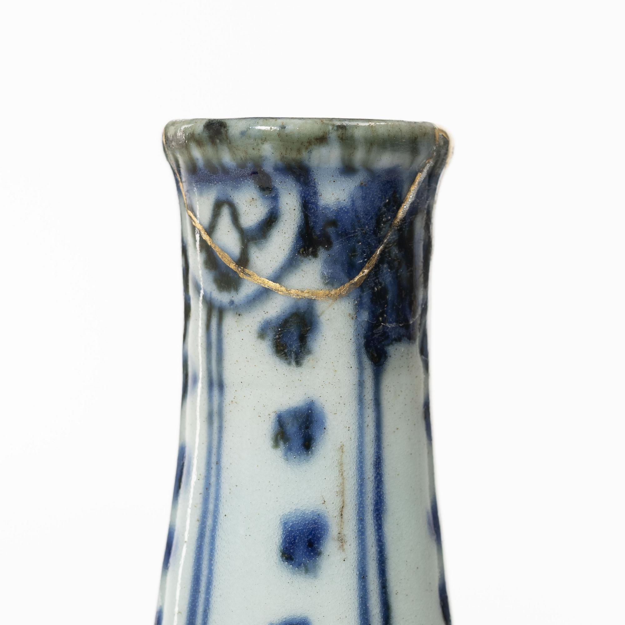 A blue and white kraak bottle, Ming dynasty, Wanli (1572-1620).