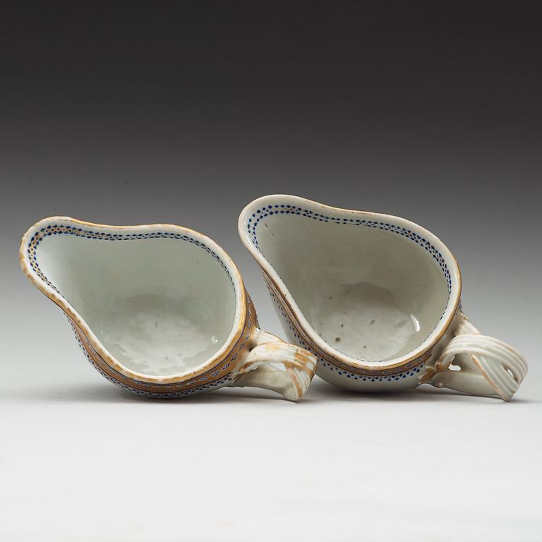 A pair of export sauce boats, Qing dynasty, Jiaqing (1796-1820).