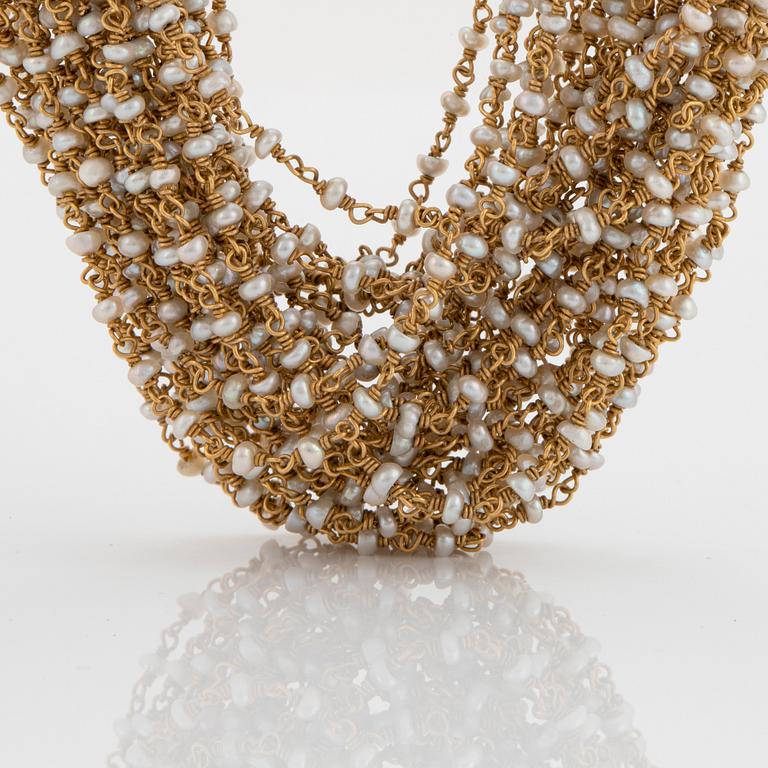 An 18K gold and pearl necklace.