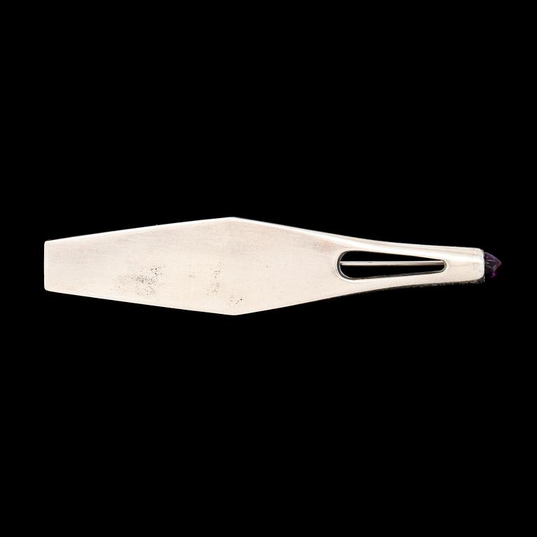 BROSCH, sterlingsilver med cabochonslipad ametist, Bent Knudsen, Danmark, importstämplad. Vikt 27,4 g.