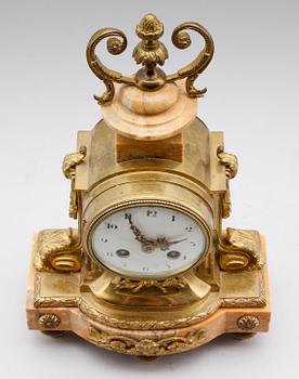 BORDSPENDYL, förgylld mässing och marmor, Frankrike, 1900-talets första hälft.